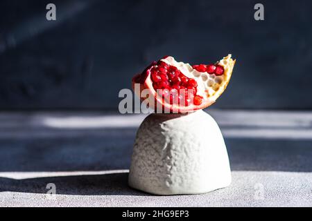 Coin de grenade frais sur une pierre Banque D'Images