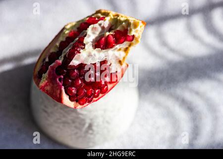 Coin de grenade frais sur une pierre Banque D'Images