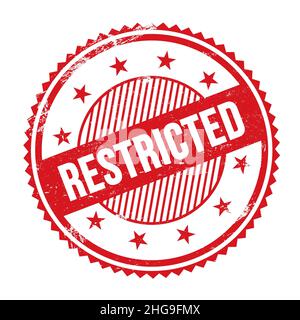 Texte RESTREINT écrit sur un timbre rond rouge à bordure en zigzag grungy. Banque D'Images