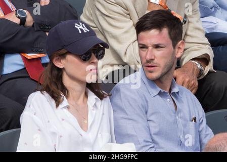 Photo du dossier datée du 07 juin 2017, de Gaspard Ulliel et de sa petite amie Gaelle Pietri sur des stands lors de l'Open de tennis français à l'arène Roland-Garros à Paris, en France.L'acteur Gaspard Ulliel est hospitalisé dans un état grave à l'hôpital universitaire de Grenoble, après une chute de skis qui s'est produite mardi à 4 heures dans la station savoyarde de la Rosière, il a été rapporté le mercredi 19 janvier.Le comédien de 37 ans a été retrouvé inconscient sur la station de ski avec un traumatisme crânien important.Il a été pris en charge pendant 1h15 sur place avant de pouvoir être évacué à l'hôpital, selon des informations fro Banque D'Images