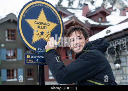 Photo du dossier datée du 17 décembre 2019, de Gaspard Ulliel, assistant au dévoilement d'un panneau portant son nom sur le versant de la renommée lors du Festival du film les Arcs 11th aux Arcs, en France.L'acteur Gaspard Ulliel est hospitalisé dans un état grave à l'hôpital universitaire de Grenoble, après une chute de skis qui s'est produite mardi à 4 heures dans la station savoyarde de la Rosière, il a été rapporté le mercredi 19 janvier.Le comédien de 37 ans a été retrouvé inconscient sur la station de ski avec un traumatisme crânien important.Il a été pris en charge pendant 1h15 sur place avant de pouvoir être évacué à l'hôpital, Banque D'Images