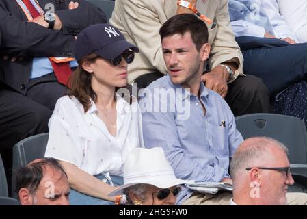 Photo du dossier datée du 07 juin 2017, de Gaspard Ulliel et de sa petite amie Gaelle Pietri sur des stands lors de l'Open de tennis français à l'arène Roland-Garros à Paris, en France.L'acteur Gaspard Ulliel est hospitalisé dans un état grave à l'hôpital universitaire de Grenoble, après une chute de skis qui s'est produite mardi à 4 heures dans la station savoyarde de la Rosière, il a été rapporté le mercredi 19 janvier.Le comédien de 37 ans a été retrouvé inconscient sur la station de ski avec un traumatisme crânien important.Il a été pris en charge pendant 1h15 sur place avant de pouvoir être évacué à l'hôpital, selon des informations fro Banque D'Images