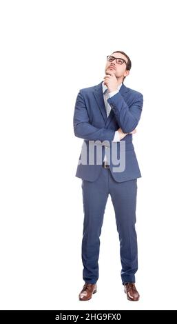 Portrait complet d'un homme d'affaires bien pensé garde la main sous le menton, regardant vers le haut pensif isolé sur fond blanc.Plan de travail réfléchi Banque D'Images