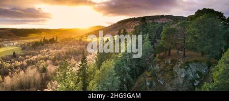 En regardant le fort de Craigmony Hill au-dessus de Drumnadrochit, cette colline constitue le point de fin de la gamme qui sépare Glen Urquhart de Glen Coiltie avec le vi Banque D'Images