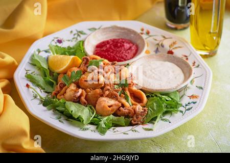 pile de poulpe frite profonde pour bébé, fruits de mer pour bière sur un plateau sur une table lumineuse.Concept de saine alimentation pour le menu. Banque D'Images