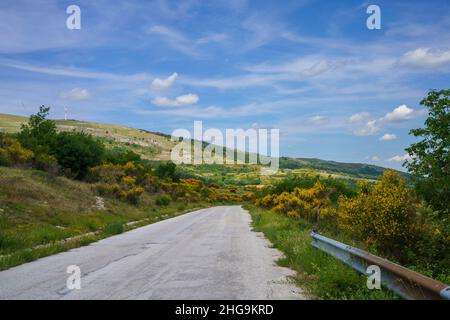 Paysage à Molise près de Macchiagodena et de Sant Angelo à Grotte, province d'Isernia, au mois de juin Banque D'Images
