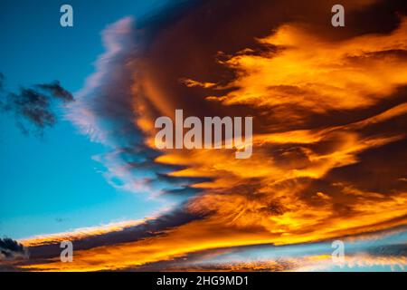 Magnifique coucher de soleil sur un nuage orange sur un ciel bleu pendant la période hivernale, sur le fond d'écran de la côte méditerranéenne Banque D'Images