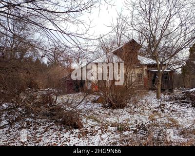 Ancienne maison en bois abandonnée en ruines dans la campagne Banque D'Images