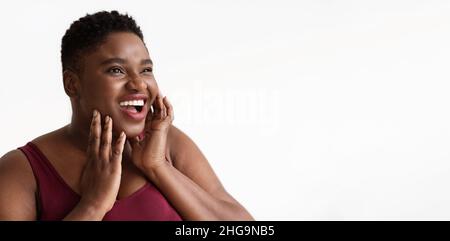 Gros plan portrait d'une femme noire joyeuse, espace copie Banque D'Images