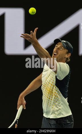 Melbourne, Australie.19th janvier 2022.John Millman d'Australie sert pendant le deuxième tour du match des hommes célibataires contre Alexander Zverev d'Allemagne à l'Open d'Australie à Melbourne Park, à Melbourne, en Australie, le 19 janvier 2022.Credit: Hu Jingchen/Xinhua/Alay Live News Banque D'Images