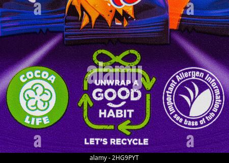 Déballez une bonne habitude de recyclage des informations et le logo symbole de vie de cacao sur la baignoire de bonbons chocolats Heroes Banque D'Images