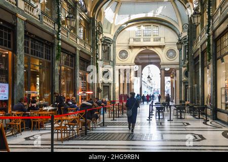 Vue sur la Galleria San Federico, une arcade commerciale historique dans le centre de Turin, avec des personnes marchant et assis dans un café, Piémont, Italie Banque D'Images