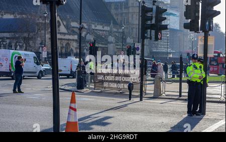 Parliament Square, Londres, Royaume-Uni.19 janvier 2022.Un petit groupe de manifestants anti-gouvernement sur la place du Parlement le jour où le PM Boris Johnson est aux prises avec les députés parlementaires.Crédit : Malcolm Park/Alay Live News. Banque D'Images