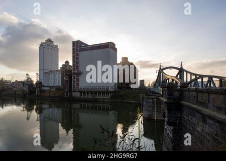 Krefeld - vue de l'arrière du pont tournant, vers la zone du port intérieur avec ciel bleu en hiver, Rhénanie du Nord Westphalie, Germany18.01.202 Banque D'Images