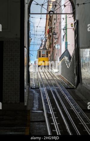 Lisbonne Elevador jaune clair et propre descendant dans la gare par une journée claire et lumineuse, Portugal. Banque D'Images