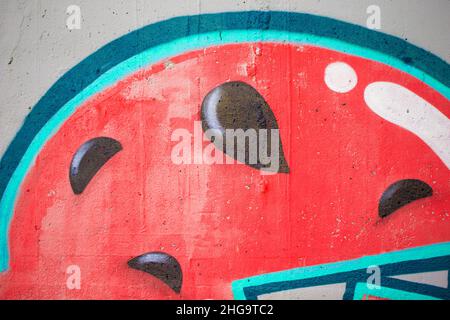 Fragments de pastèque peints sur le mur.Le mur est peint avec de la peinture en aérosol.Texture murale graffiti en béton. Banque D'Images