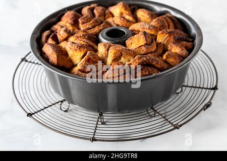 Une pomme maison cannelle retirer le pain dans une poêle à pain, frais hors du four Banque D'Images