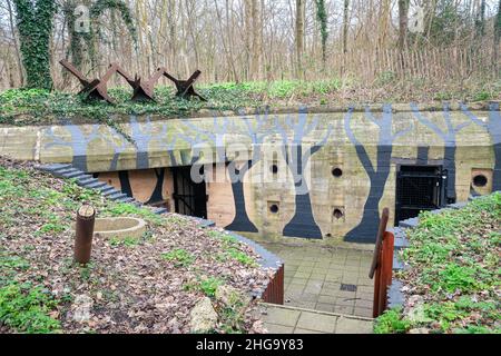 Bunker de la Seconde Guerre mondiale et entrée au Musée du mur de l'Atlantique dans la ville côtière de Scheveningen, près de la ville de la Haye, Hollande. Banque D'Images