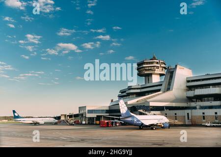 Minsk, Bélarus.Avions avions avions de compagnies aériennes Belavia Stand à l'aéroport national de Minsk - terminal Minsk-2 en début de matinée. Banque D'Images
