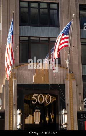 500 Cinquième Avenue entrée avec une couronne de vacances, NYC, Etats-Unis 2022 Banque D'Images