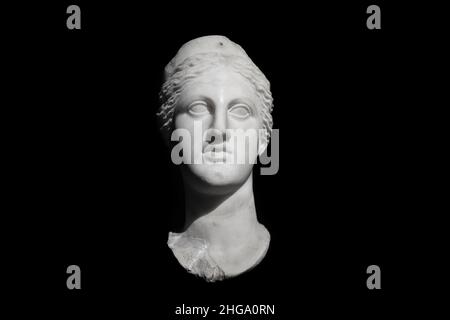 Sculpture de tête en marbre d'Artemis, fin du siècle 3rd BCE.Artemis est la déesse grecque de la chasse, du désert, des animaux sauvages, de la Lune et de la chasteté. Banque D'Images