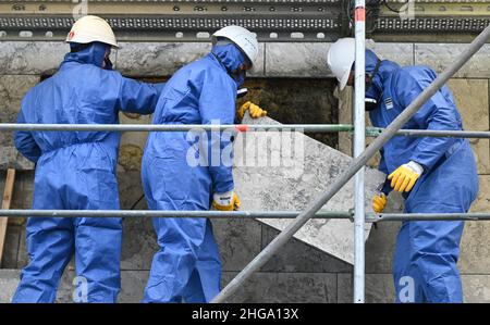 Mayence, Allemagne.19th janvier 2022.Des travailleurs qualifiés de la société spécialisée Reuss Sanierung de Freital retirent une dalle de pierre naturelle du revêtement existant sur l'hôtel de ville de Mayence.Après qu'une dalle sur le bâtiment frappant sur les rives du Rhin s'est détachée l'année dernière, il a fallu la démanteler.Le conseil municipal avait déjà quitté le bâtiment par l'architecte danois Arne Jacobsen (1902-1971) en novembre 2019 en raison de lacunes dans la sécurité incendie.Selon les autorités, la rénovation devrait durer jusqu'en 2027.Credit: Arne Dedert/dpa/Alay Live News Banque D'Images