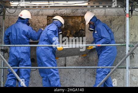 Mayence, Allemagne.19th janvier 2022.Des travailleurs qualifiés de la société spécialisée Reuss Sanierung de Freital retirent une dalle de pierre naturelle du revêtement existant sur l'hôtel de ville de Mayence.Après qu'une dalle sur le bâtiment frappant sur les rives du Rhin s'est détachée l'année dernière, il a fallu la démanteler.Le conseil municipal avait déjà quitté le bâtiment par l'architecte danois Arne Jacobsen (1902-1971) en novembre 2019 en raison de lacunes dans la sécurité incendie.Selon les autorités, la rénovation devrait durer jusqu'en 2027.Credit: Arne Dedert/dpa/Alay Live News Banque D'Images