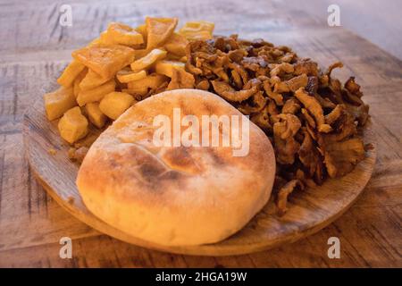 dîner au shoarma isolé sur fond blanc Banque D'Images