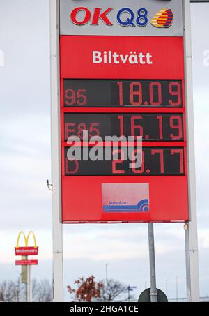 Les prix du diesel augmentent encore en Suède.Lundi, le prix du diesel était de 20,77 SEK à OKQ8 stations-service. Banque D'Images