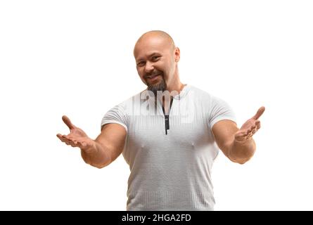 Un homme brutal et souriant de 40 ans regarde l'appareil photo et va vous embrasser - photo sur fond blanc. Banque D'Images