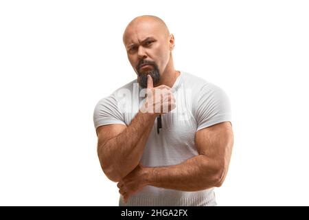 Homme brutal et attentionné de 40 ans regardant l'appareil photo - photo sur fond blanc. Banque D'Images