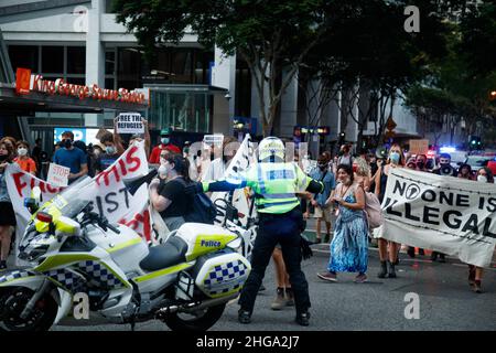 Brisbane, Australie.19th janvier 2022.La police du Queensland tente d'enfermer les manifestants lorsqu'ils défilent dans la ville,Blocage du trafic aux heures de pointe.des militants du Refugee action collective se sont réunis sur la place ANZAC de Brisbane pour protester contre le détenu permanent de réfugiés et de demandeurs d'asile dans des installations gérées et financées par l'Australie sur le continent et sur l'île Manus de Papouasie-Nouvelle-Guinée.Les discours ont conduit à une marche dans les rues du quartier central des affaires et finalement à Queen's Gardens près de la rivière.Crédit : SOPA Images Limited/Alamy Live News Banque D'Images