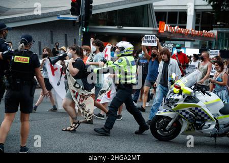 Brisbane, Australie.19th janvier 2022.La police du Queensland tente d'enfermer les manifestants lorsqu'ils défilent dans la ville,Blocage du trafic aux heures de pointe.des militants du Refugee action collective se sont réunis sur la place ANZAC de Brisbane pour protester contre le détenu permanent de réfugiés et de demandeurs d'asile dans des installations gérées et financées par l'Australie sur le continent et sur l'île Manus de Papouasie-Nouvelle-Guinée.Les discours ont conduit à une marche dans les rues du quartier central des affaires et finalement à Queen's Gardens près de la rivière.Crédit : SOPA Images Limited/Alamy Live News Banque D'Images