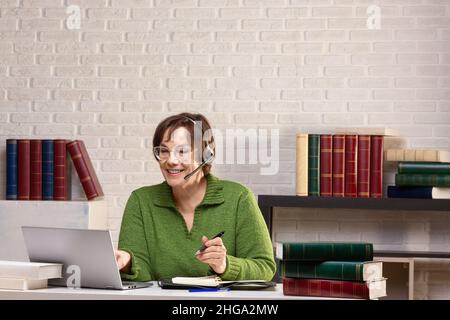 Femme âgée regardant la caméra de l'ordinateur portable pendant un appel vidéo.Concept des aînés actifs. Banque D'Images