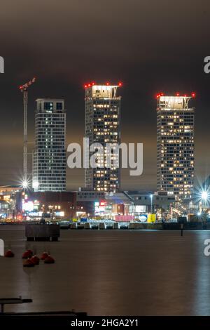 Helsinki / Finlande - 15 NOVEMBRE 2021 : trois gratte-ciel modernes debout près de la rivière par une nuit nuageux. Banque D'Images