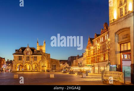 Peterborough Guildhall et place de la ville la nuit Peterborough Cambridgeshire Angleterre GB Europe Banque D'Images