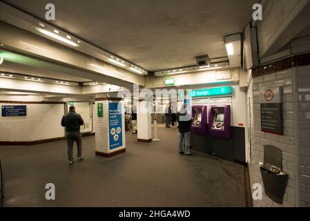 Une journée ordinaire dans le métro de Paris Banque D'Images