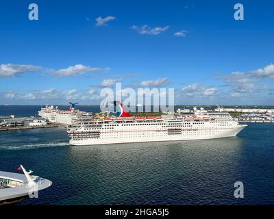 Cape Canaveral, FL USA - 8 janvier 2022: Le Carnival croisière navire exaltation voile loin de Port Canaveral, Floride. Banque D'Images