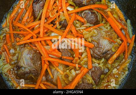 La viande est cuite dans le chou-fleur au feu.Cuisson étape par étape de Pilaf. Banque D'Images