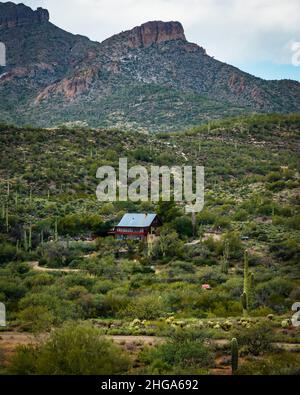 Maison en bois isolée dans les montagnes de Cave Creek près d'un ranch à cheval en Arizona, États-Unis. Banque D'Images