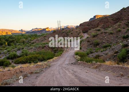 Route vers la réserve naturelle nationale de Bill Williams River à Parker, Arizona, États-Unis. Banque D'Images