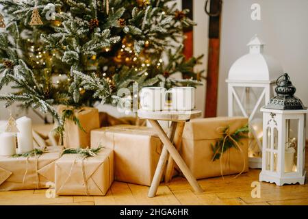 Nouvel an 2022, noël.Maison chambre décorée pour les vacances.Deux tasses de thé ou de café sur le fond de l'arbre de Noël.Boissons de Noël. Banque D'Images