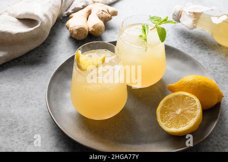 Verres à boisson kombucha sains faits maison avec citron. Boisson probiotique biologique. Banque D'Images