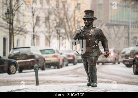 Tallinn, Estonie.Statue de bronze d'Un Lucky Happy Chimney Sweep avec quelques pas de bronze derrière lui Banque D'Images