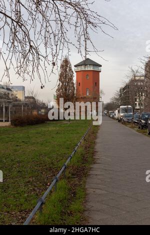 Berlin, Allemagne - 22 décembre 2021 : promenade dans les rues du quartier Friedrichshain par une froide journée d'hiver, Otto-Ostrowski-Strasse Banque D'Images