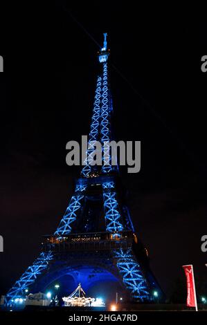 La Tour Eiffel vêtue de lumière bleue de l'Union européenne à Paris, en France, met en valeur les plates-formes d'observation en ambre doré. Banque D'Images