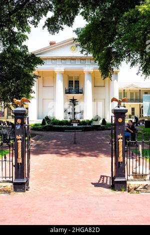 Little Rock, États-Unis - 4 juin 2019 : ancien bâtiment du musée d'État entrée au capitole avec architecture de colonnes néoclassiques avec fontaine verticale Banque D'Images