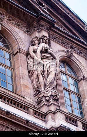 Caryatides sur la façade orientale Pavillon de l'horloge du Musée du Louvre à Paris, France. Banque D'Images