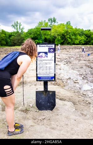 Murfreesboro, États-Unis - 5 juin 2019 : cratère du parc national Diamonds en Arkansas avec une femme lisant le panneau pour l'historique Strawn-Wagner trouvé diamant avec shov Banque D'Images