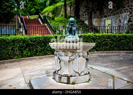 Hot Springs, États-Unis - 4 juin 2019 : parc dans la petite ville de Hot Springs, Arkansas été avec la statue publique de fontaine d'eau potable sur le Grand Banque D'Images